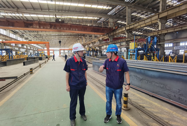 公司黨委書(shū)記走訪慰問(wèn)一線職工 公司黨委書(shū)記走訪慰問(wèn)一線職工