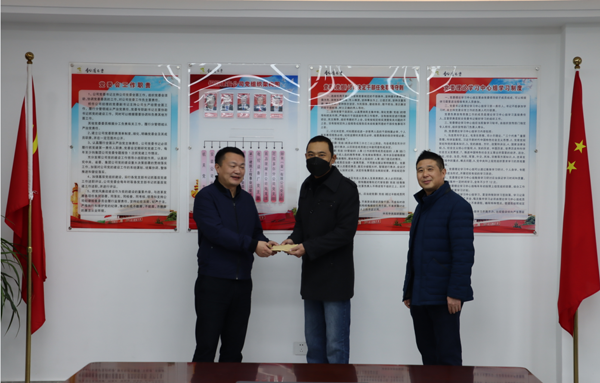 集團(tuán)公司黨委委員、副總經(jīng)理胡新付到公司走訪慰問